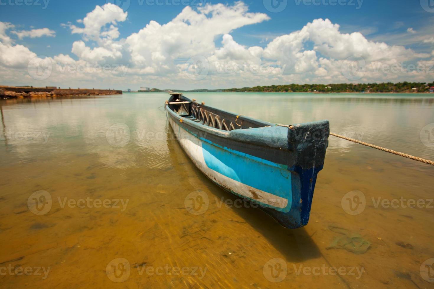 vista panorámica en el gran lago de srilanka con el barco del pescador foto
