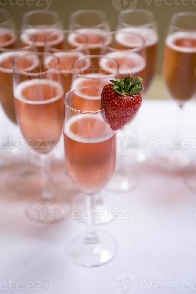 champagne rosa y fresa foto
