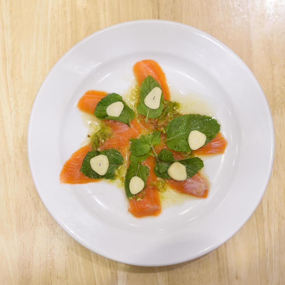 un plato de salmón con salsa picante de mariscos foto