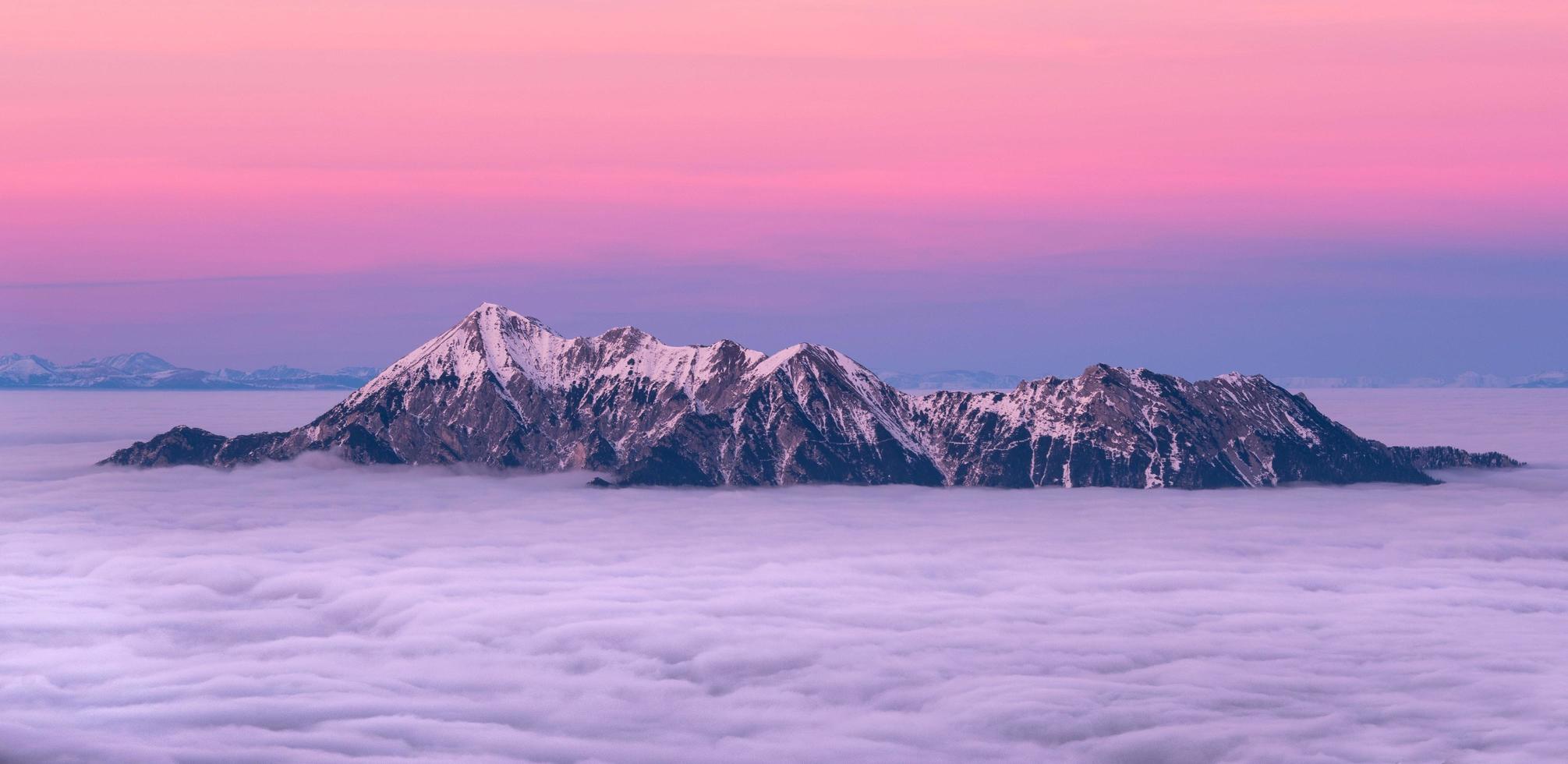 picos de montaña sobre las nubes foto