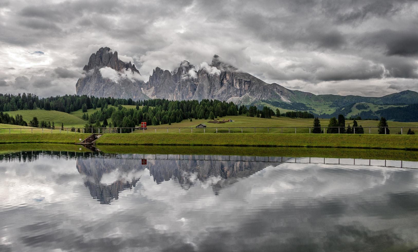 lago y montañas en el tirol del sur, italia foto