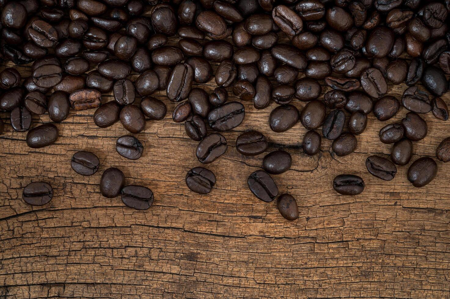 granos de café en la mesa de madera foto