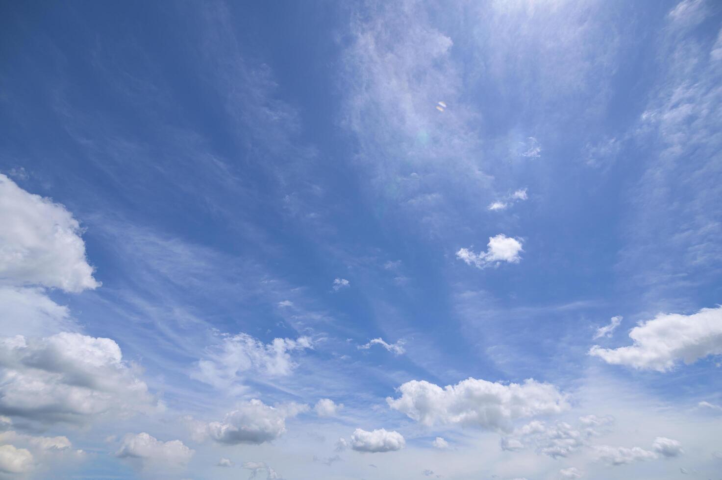 cielo diurno y nubes blancas foto