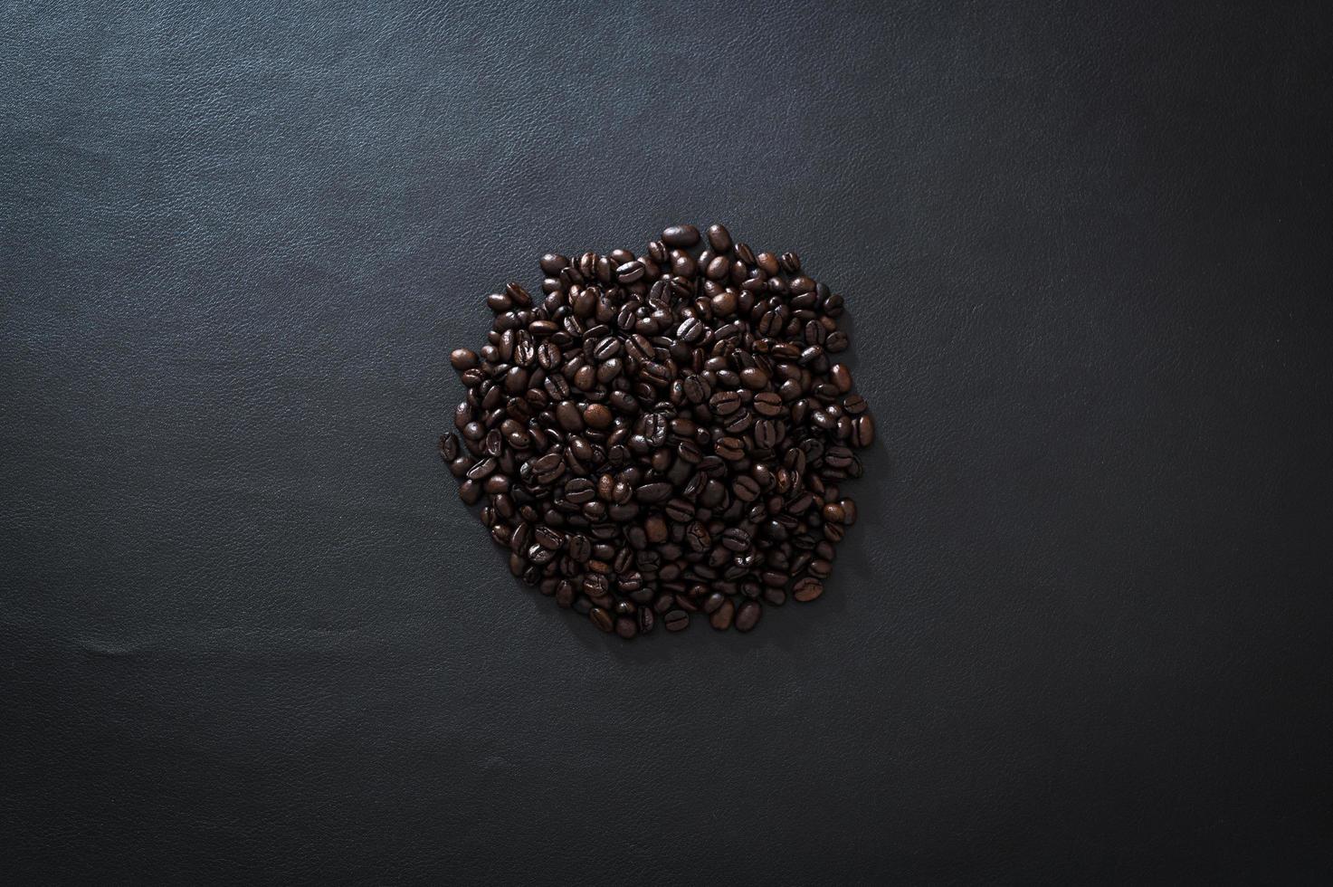 granos de cafe en la mesa foto