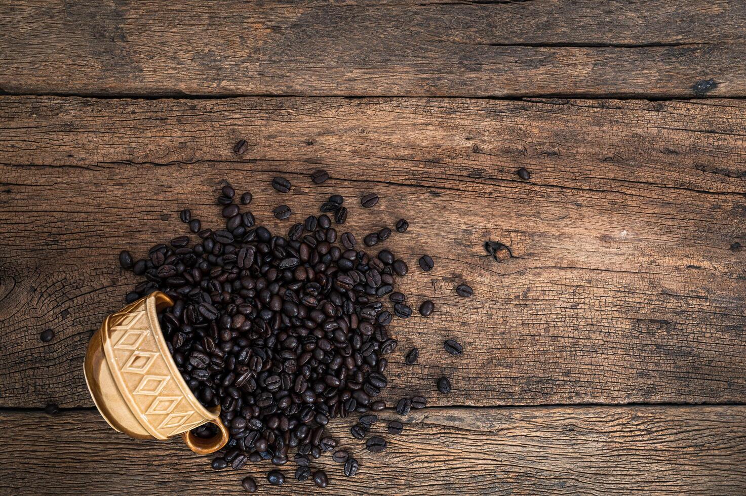 granos de cafe en el escritorio foto