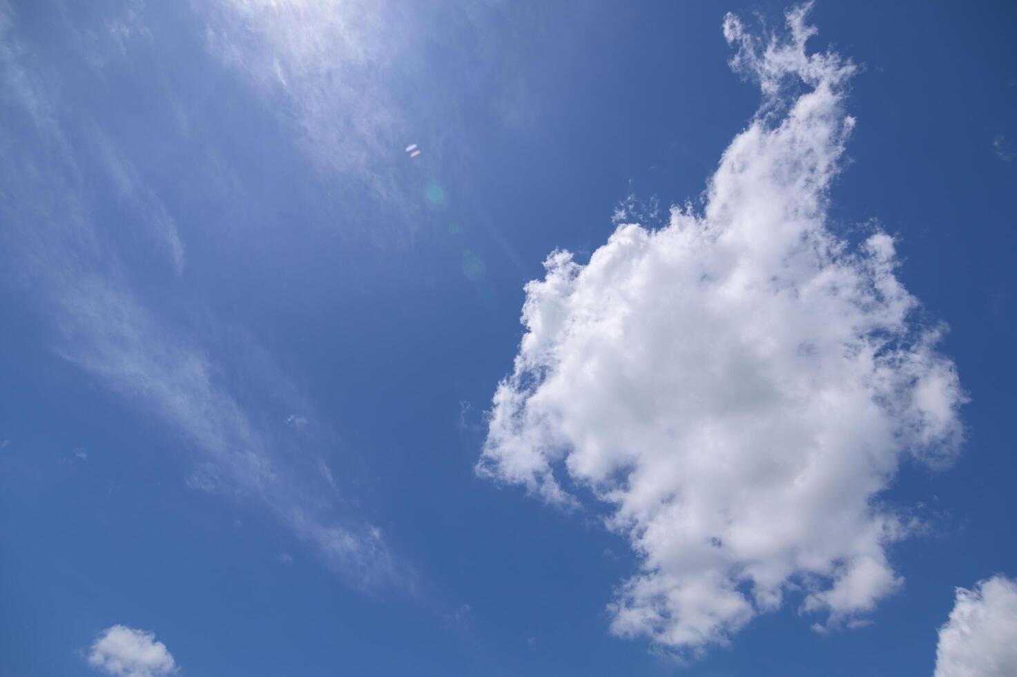 cielo diurno y nubes blancas foto