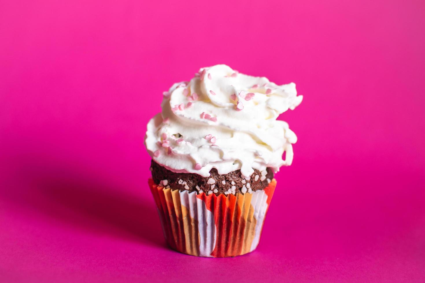 cupcake con montón de glaseado blanco foto