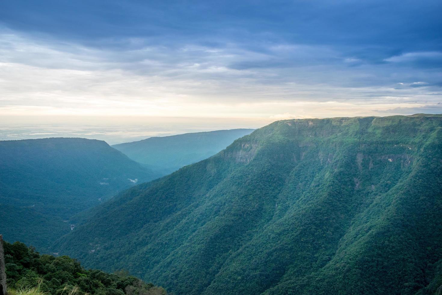 pico de la montaña verde al atardecer foto