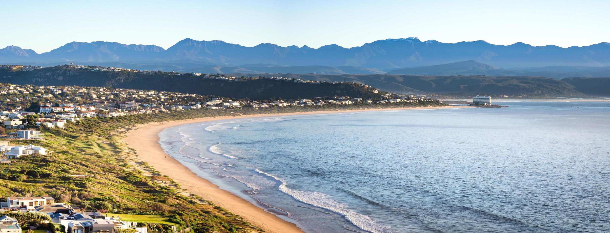 Vista panorámica de la playa de Robberg, Plettenberg Bay, Sudáfrica foto