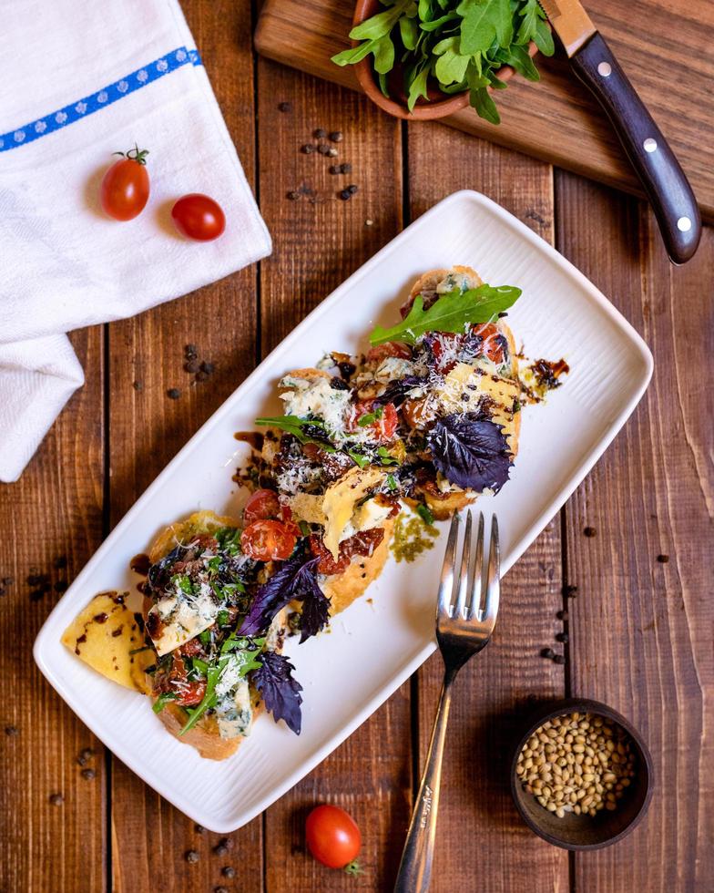 tostadas con queso y guarniciones foto