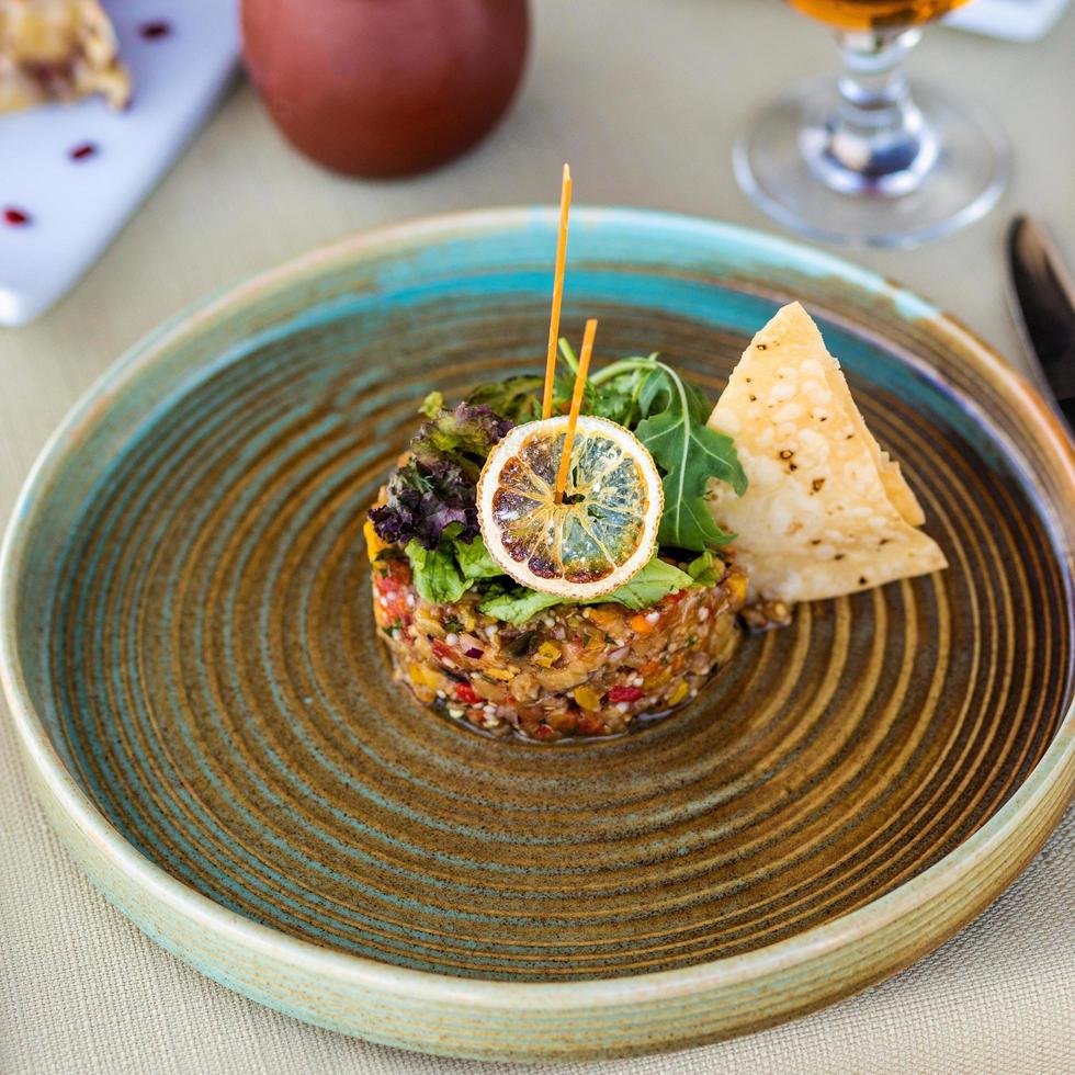 hermosa ensalada de berenjena foto