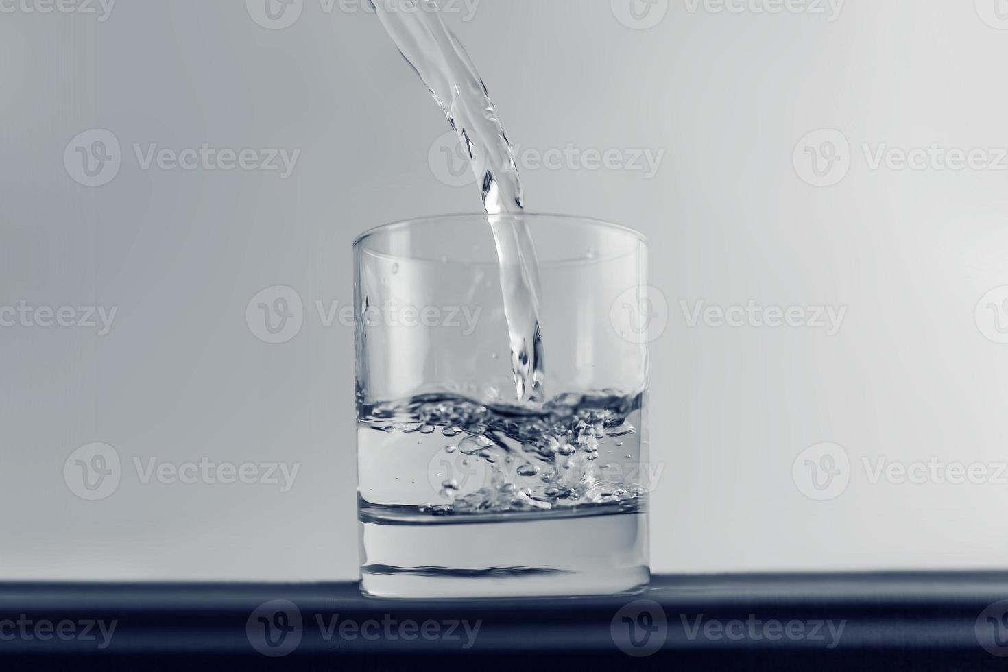 llenando vaso de agua foto