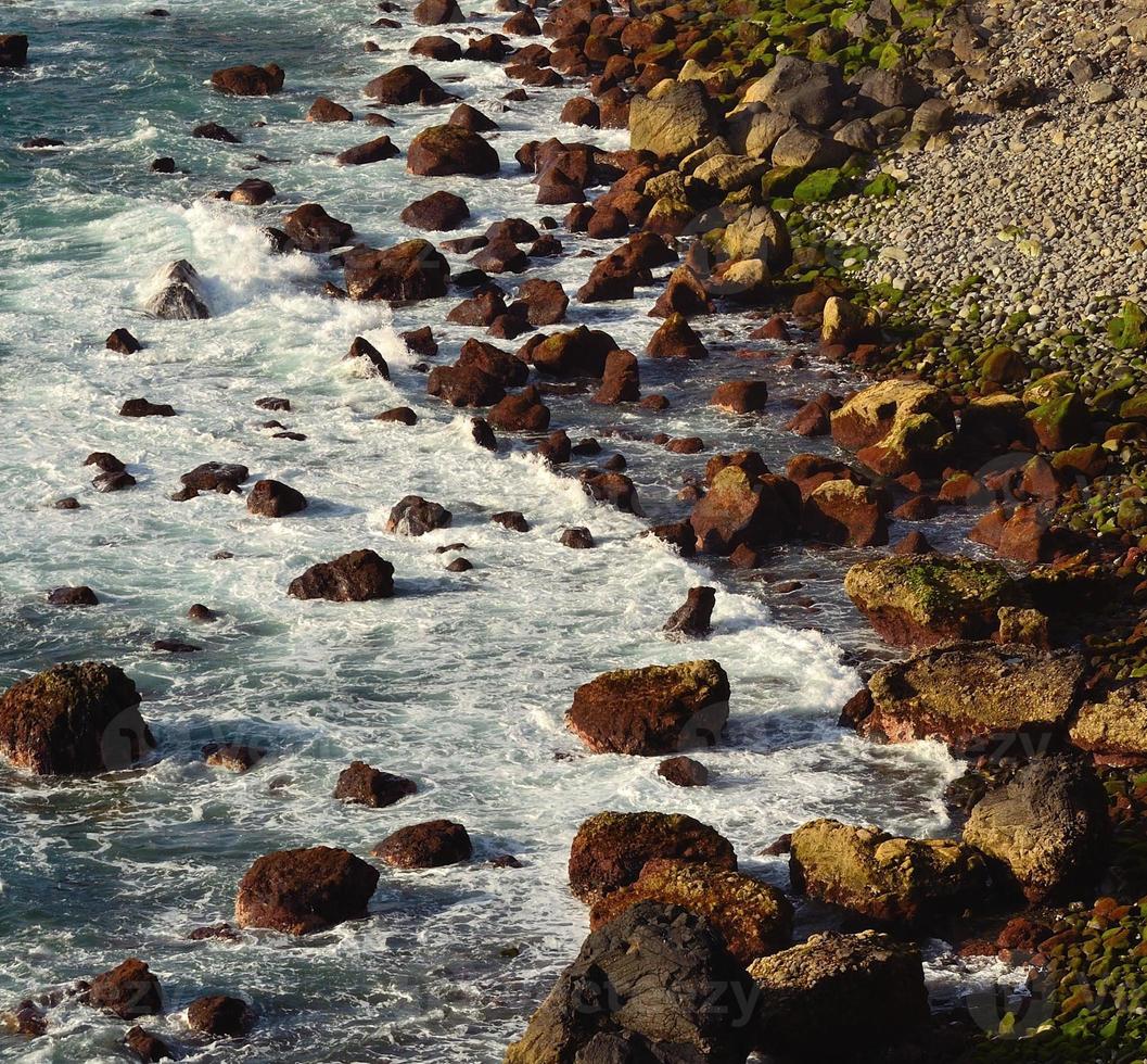 cala de piedra con grandes rocas en el mar foto