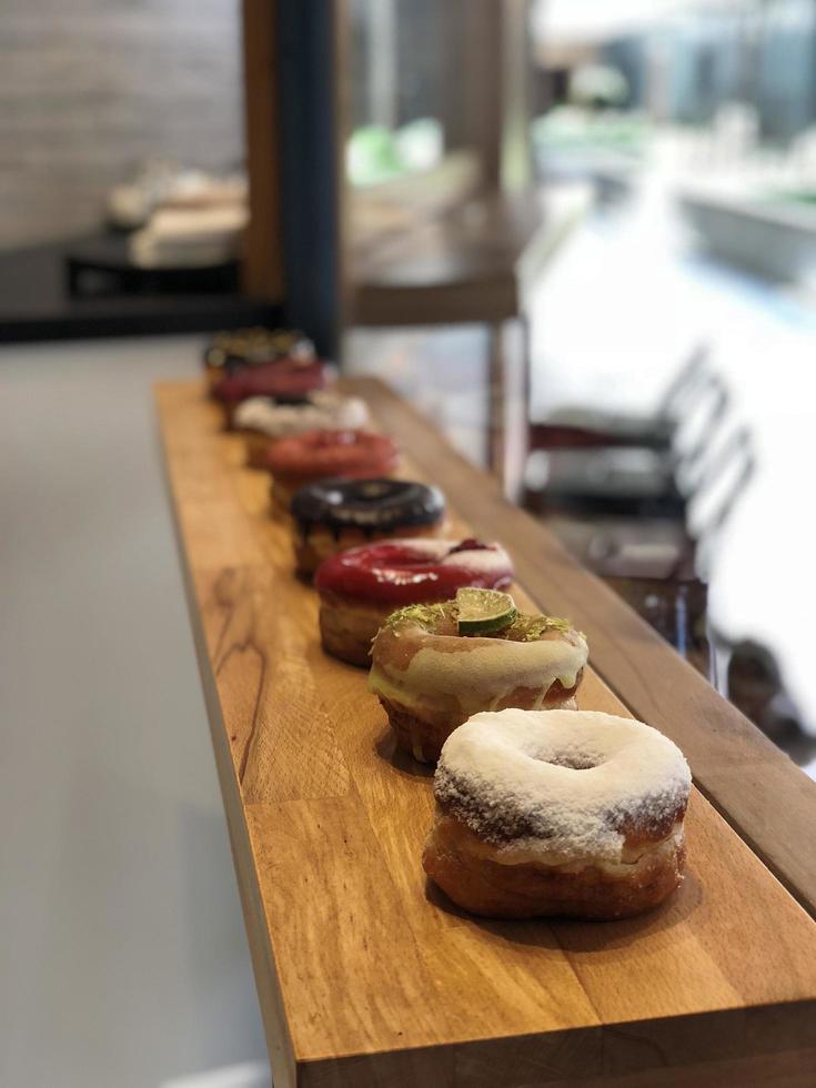 deliciosas donas en una mesa foto