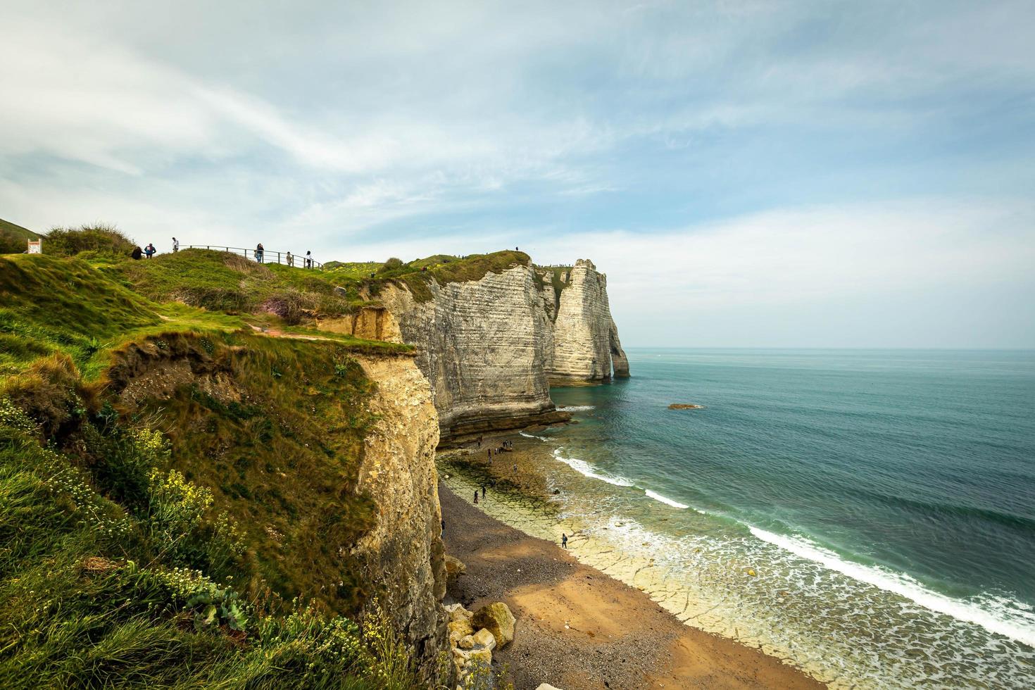 Acantilados de Etretat en Normandía, Francia foto