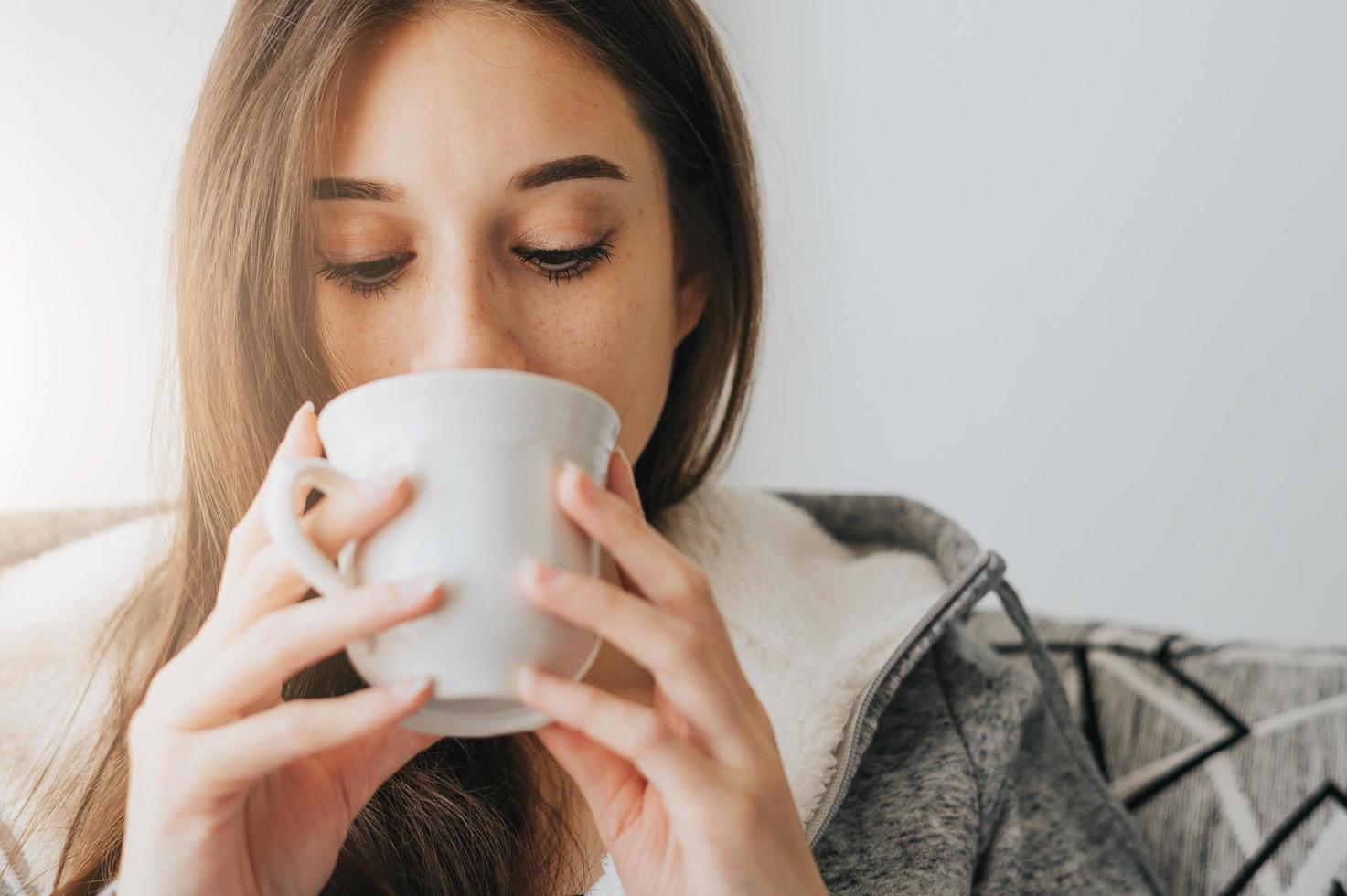 mujer tomando café por la mañana 1369871 Foto de stock en Vecteezy