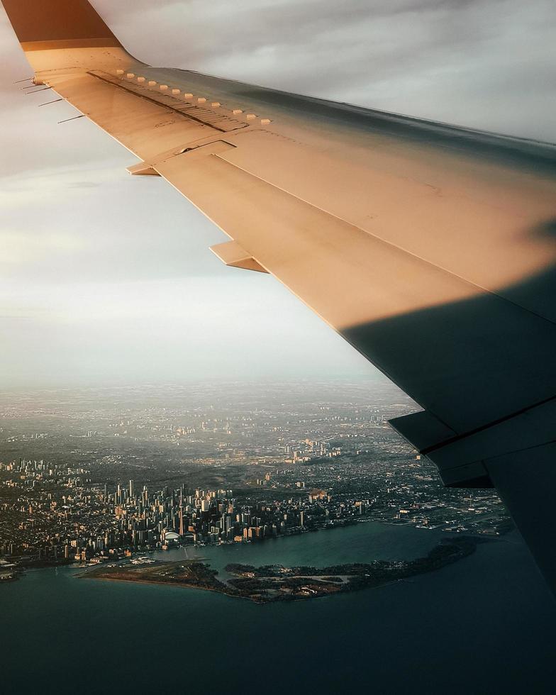 Vista aérea de los edificios de la ciudad durante el día. foto