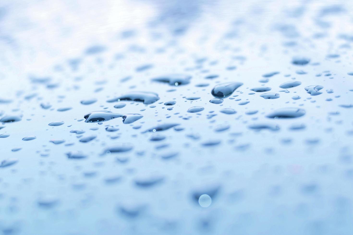 gotas de lluvia sobre un coche. foto