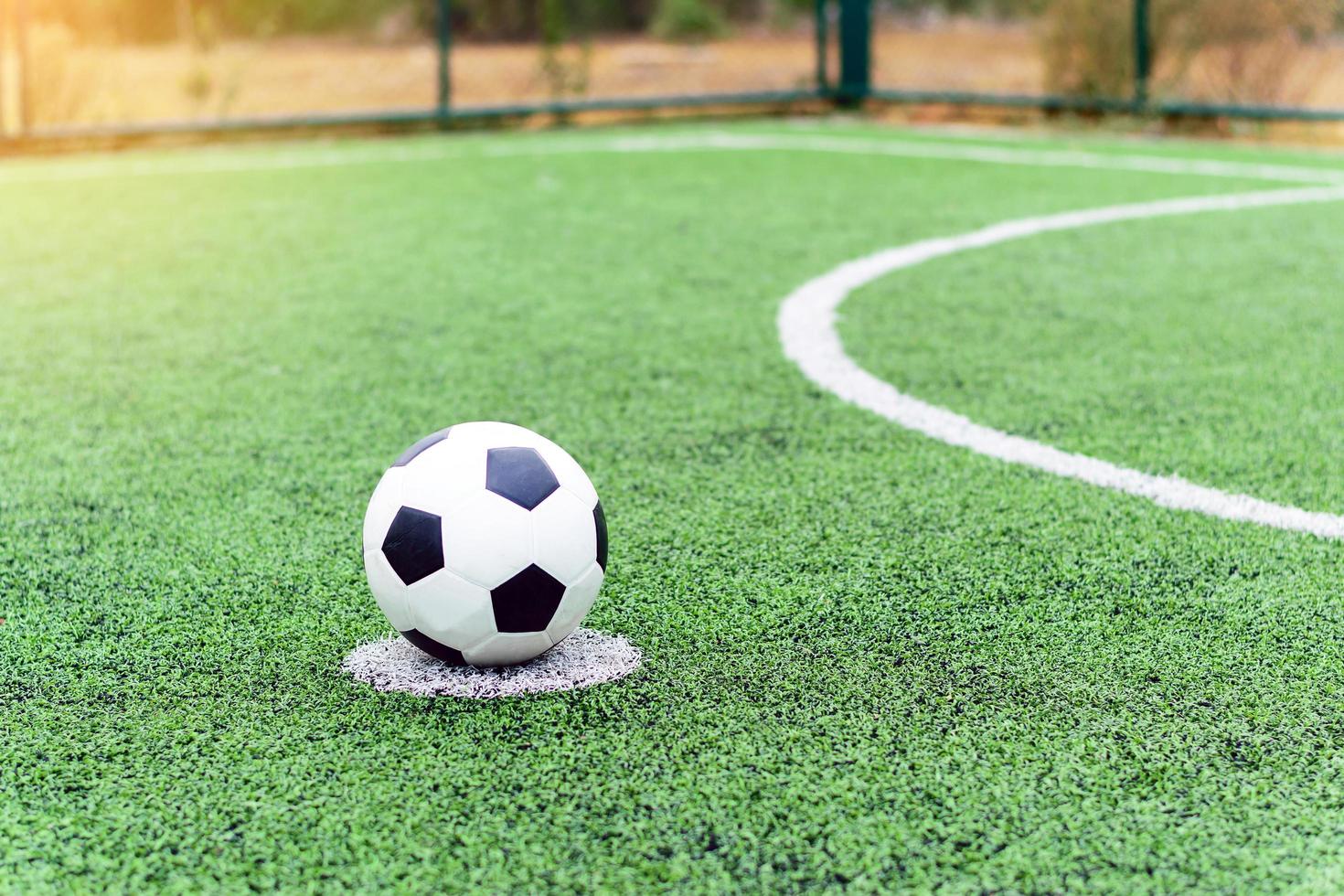 balón de fútbol en el campo foto