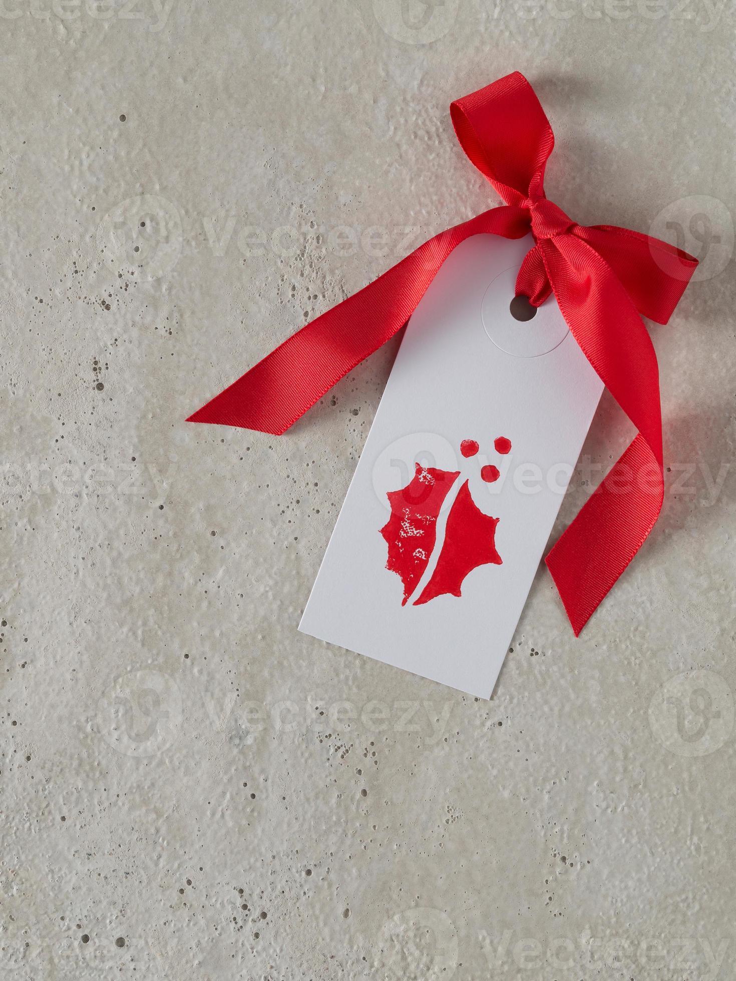 Christmas, gift tag, red ribbon, background concrete 1370214 Stock