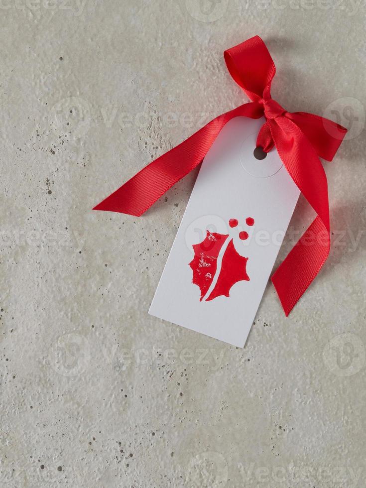 Christmas, gift tag, red ribbon, background concrete 1370214 Stock