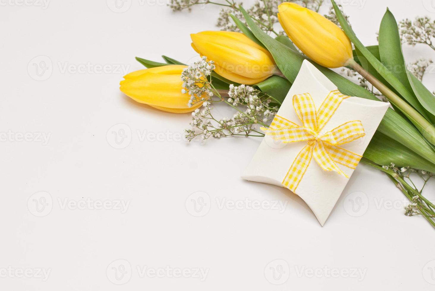 fiori e pacco regalo foto