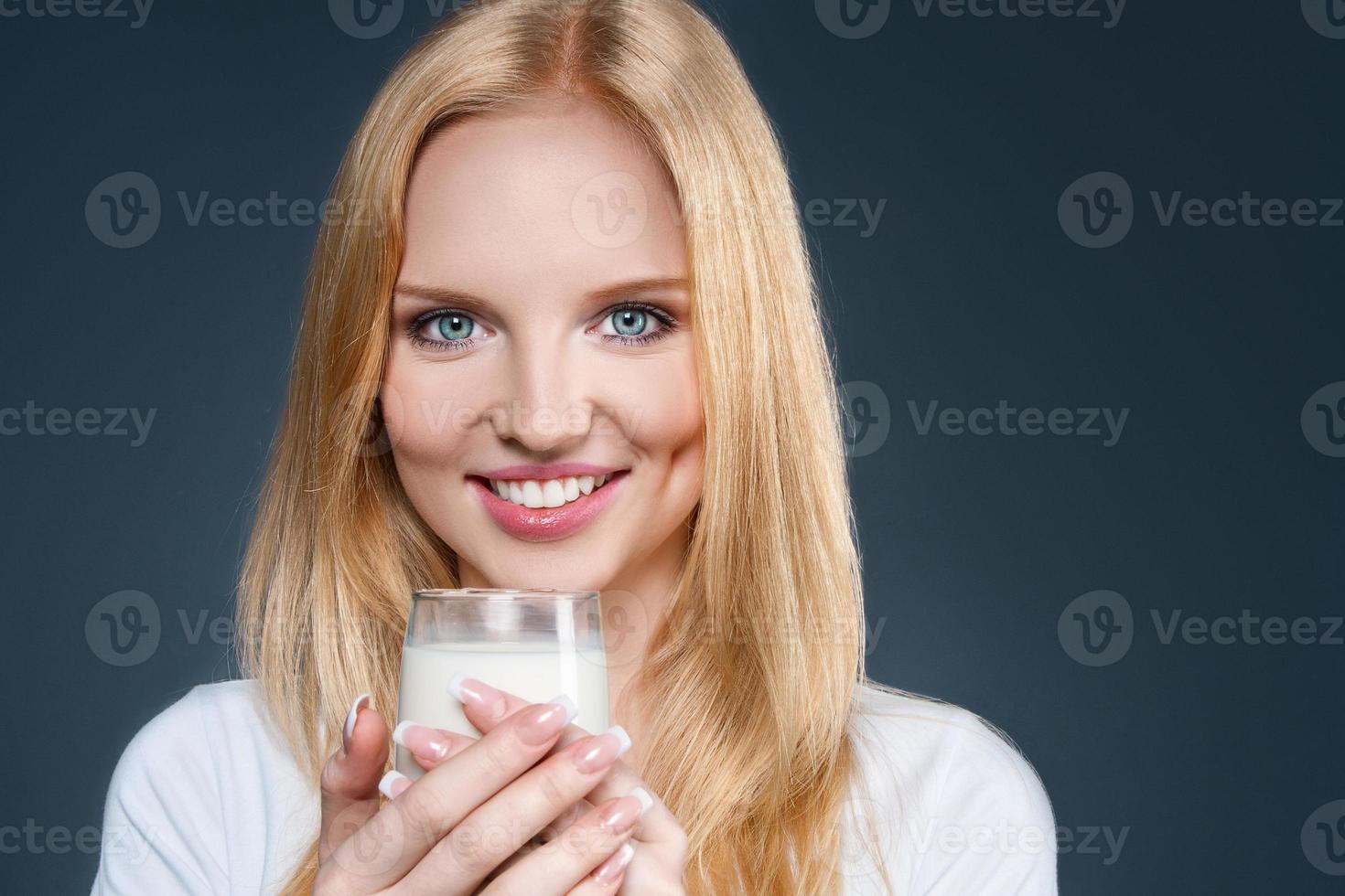 mujer joven con leche foto