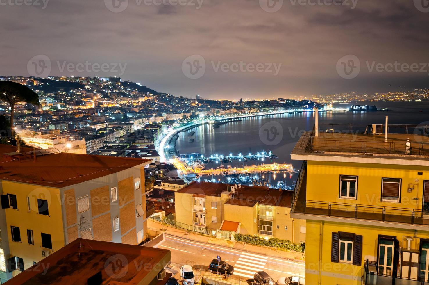 Vista de la bahía de Nápoles desde posillipo con mar mediterráneo foto