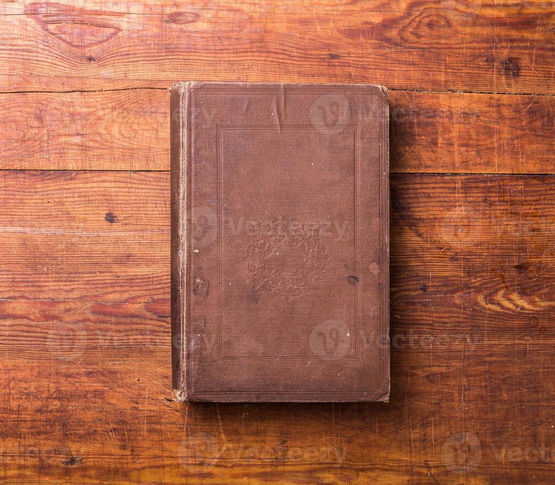 Foto portada de libro en blanco sobre fondo de madera con textura