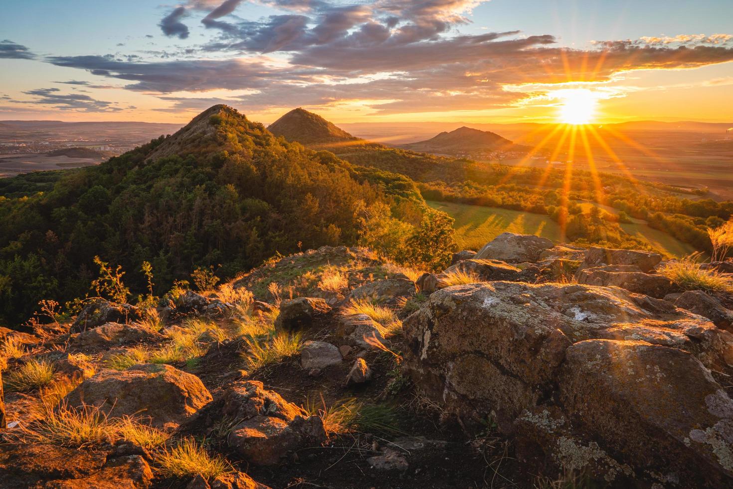 puesta de sol en la colina brnik foto