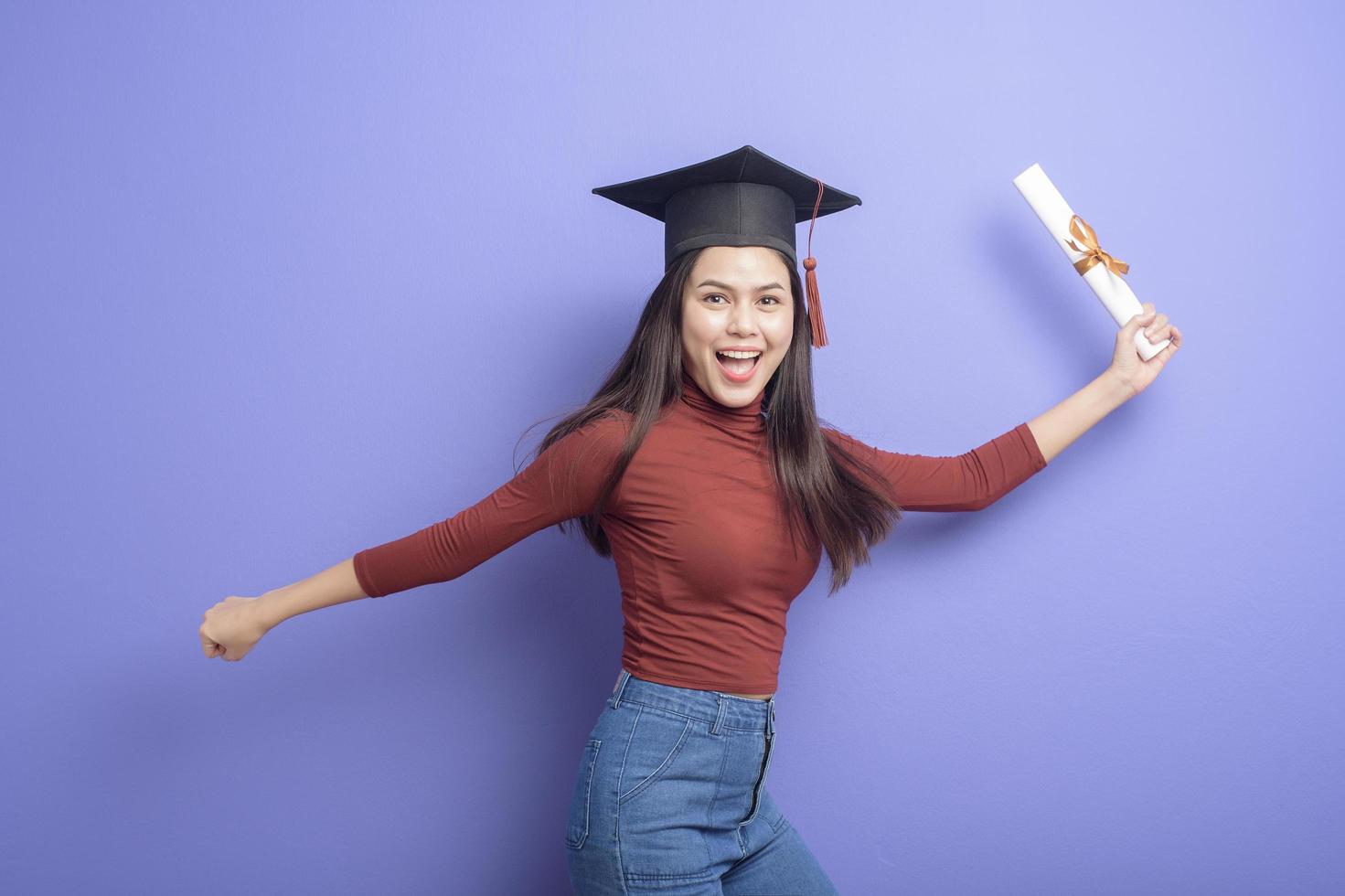 mujer joven estudiante universitaria con gorro de graduación foto