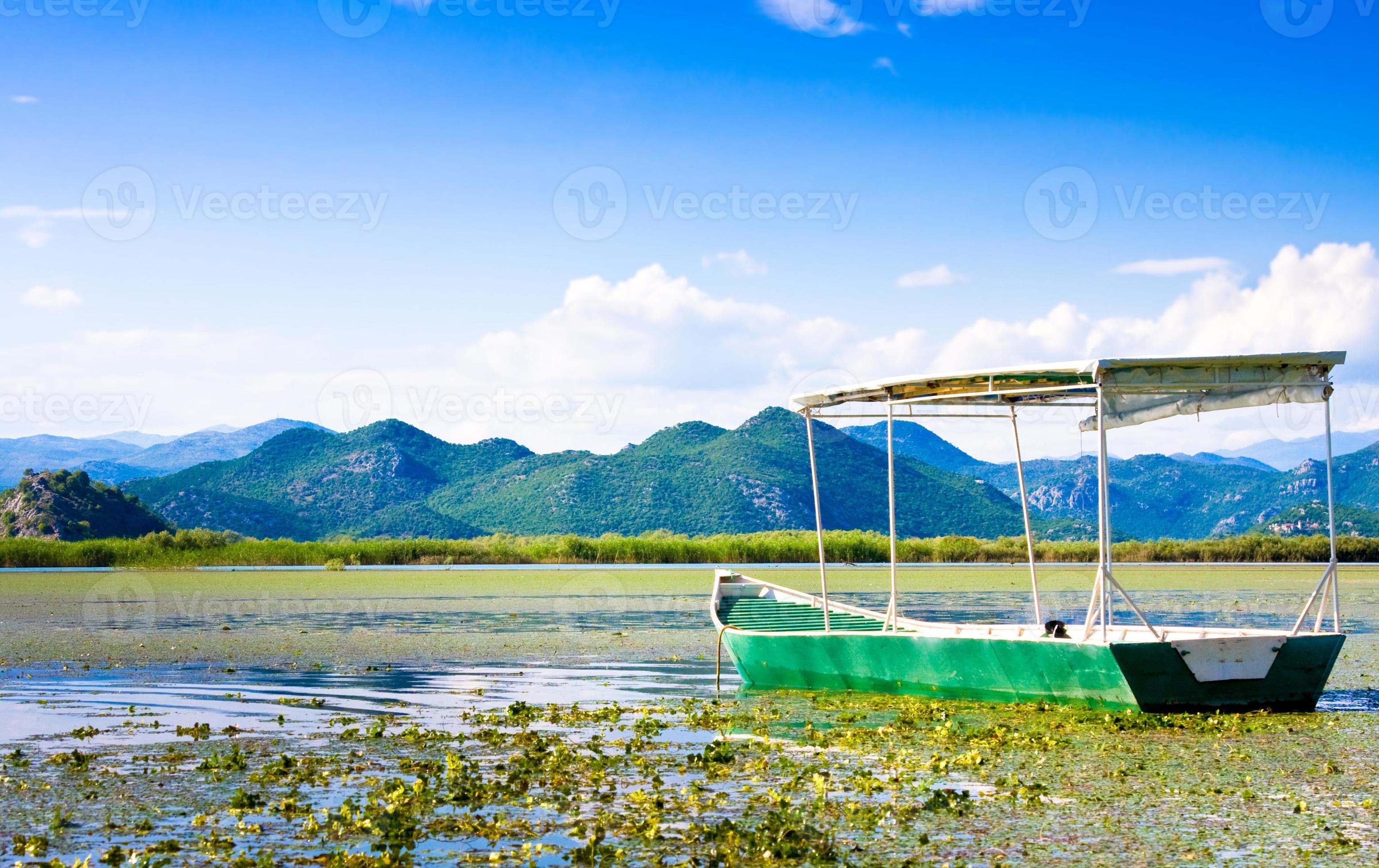 Barco en el parque nacional del lago skadar, Montenegro foto