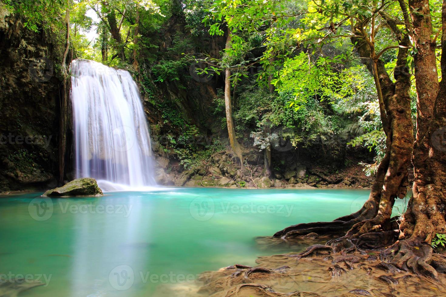 hermosa cascada en el parque nacional de erawan foto