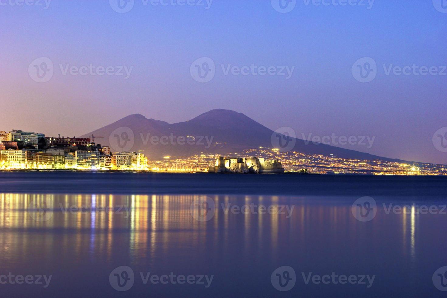 Puerto de Nápoles con el Vesubio al fondo foto