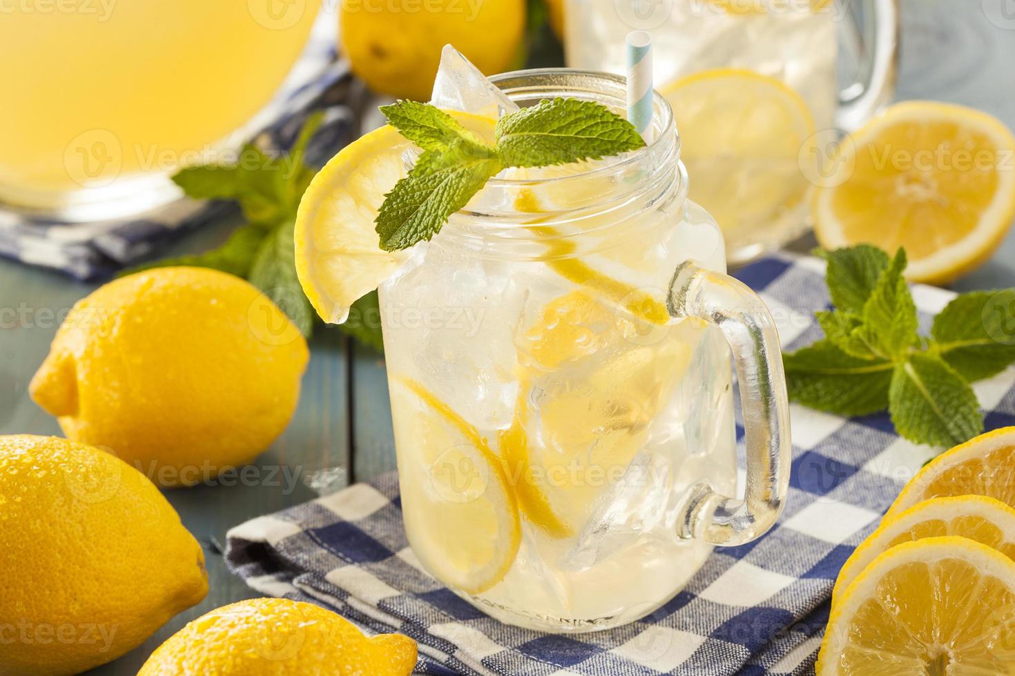 limonada amarilla refrescante casera foto