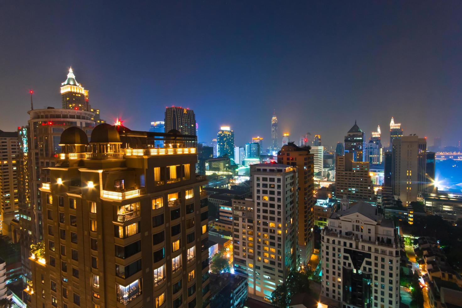 horizonte de la ciudad brillante en la noche foto