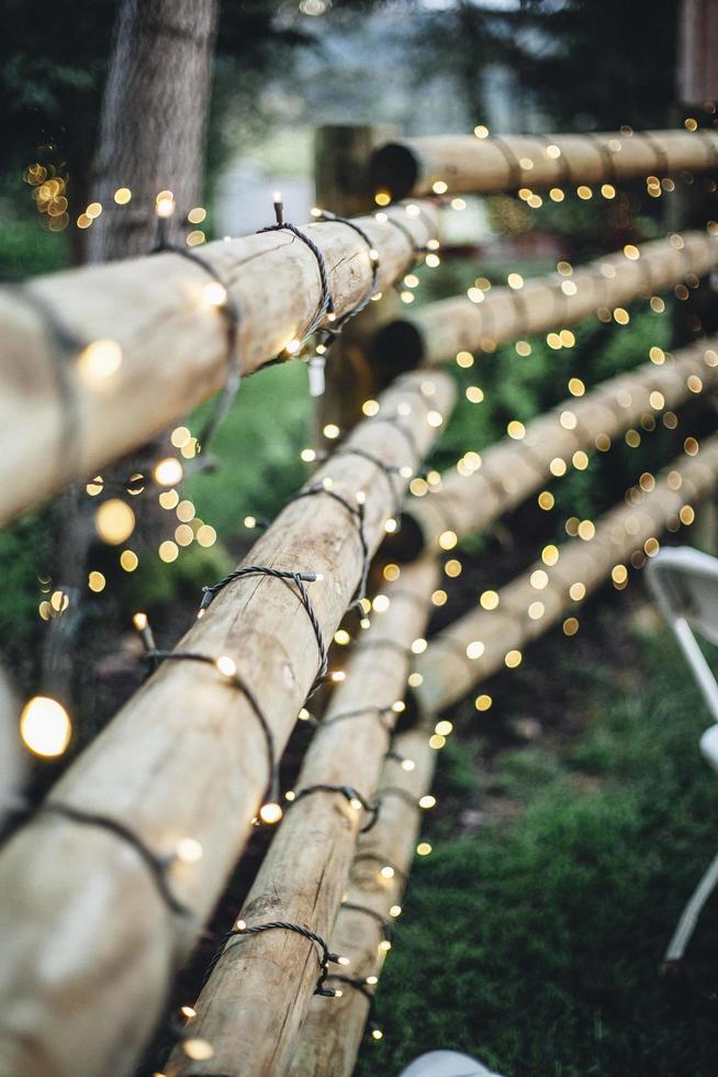 valla de bambú marrón con luces de cadena foto