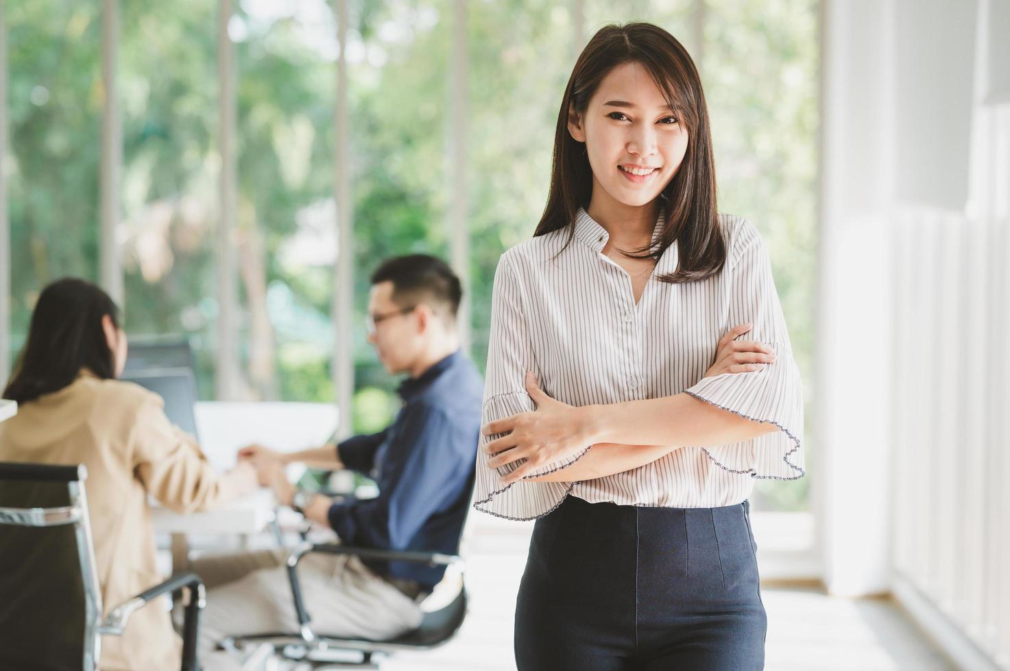 mujer de negocios asiática en oficina foto