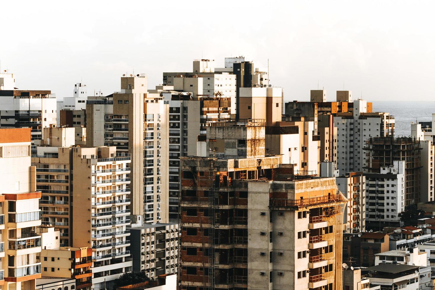 vista de pájaro de la ciudad durante el día. foto