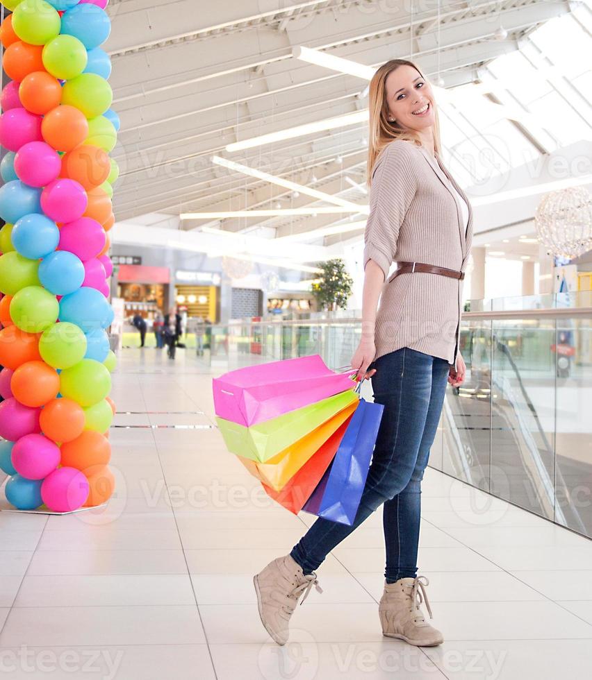 mujer sonriente con bolsas de la compra foto