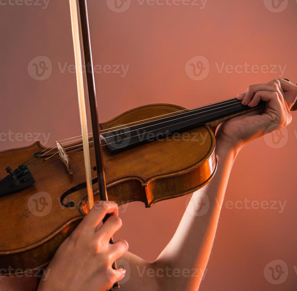 mujer joven con violín foto