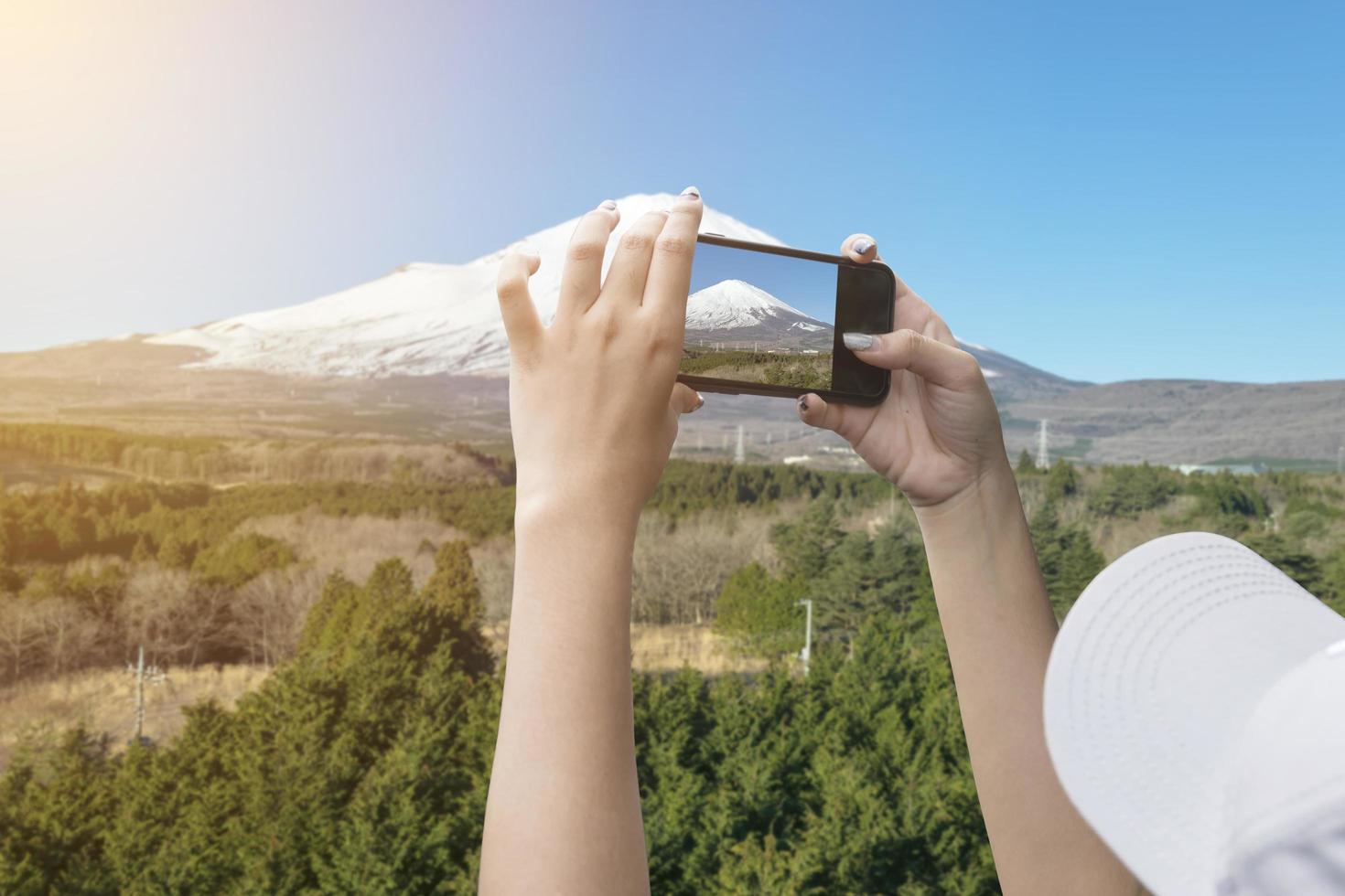 fotografiando el monte fuji con un teléfono inteligente foto