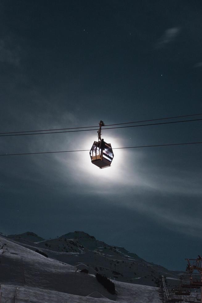 paseo en cable frente a la luna foto