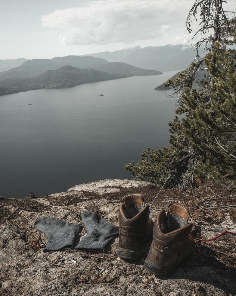 botas marrones sobre roca foto