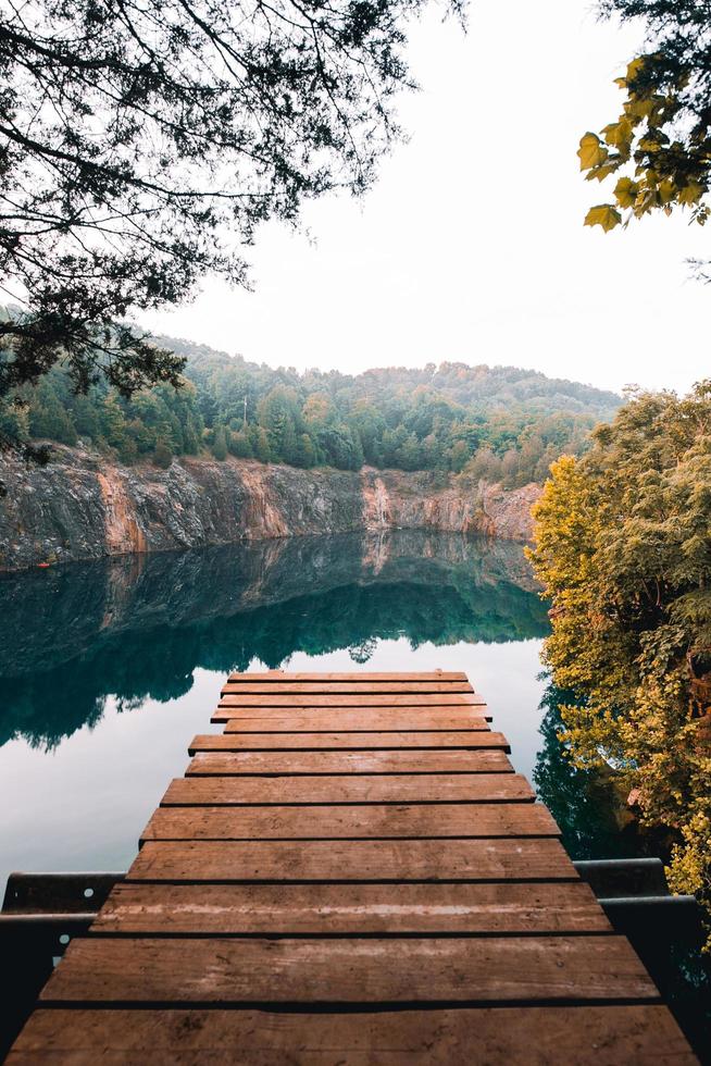 muelle de madera en el lago foto