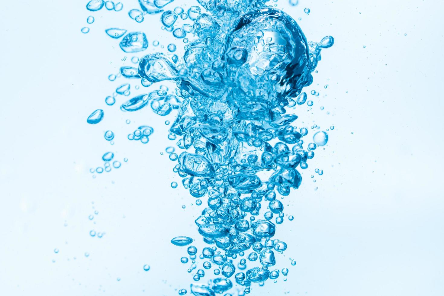 burbujas en el fondo del agua azul foto