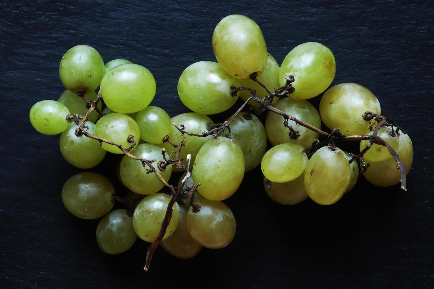racimo de uva verde sin semillas foto