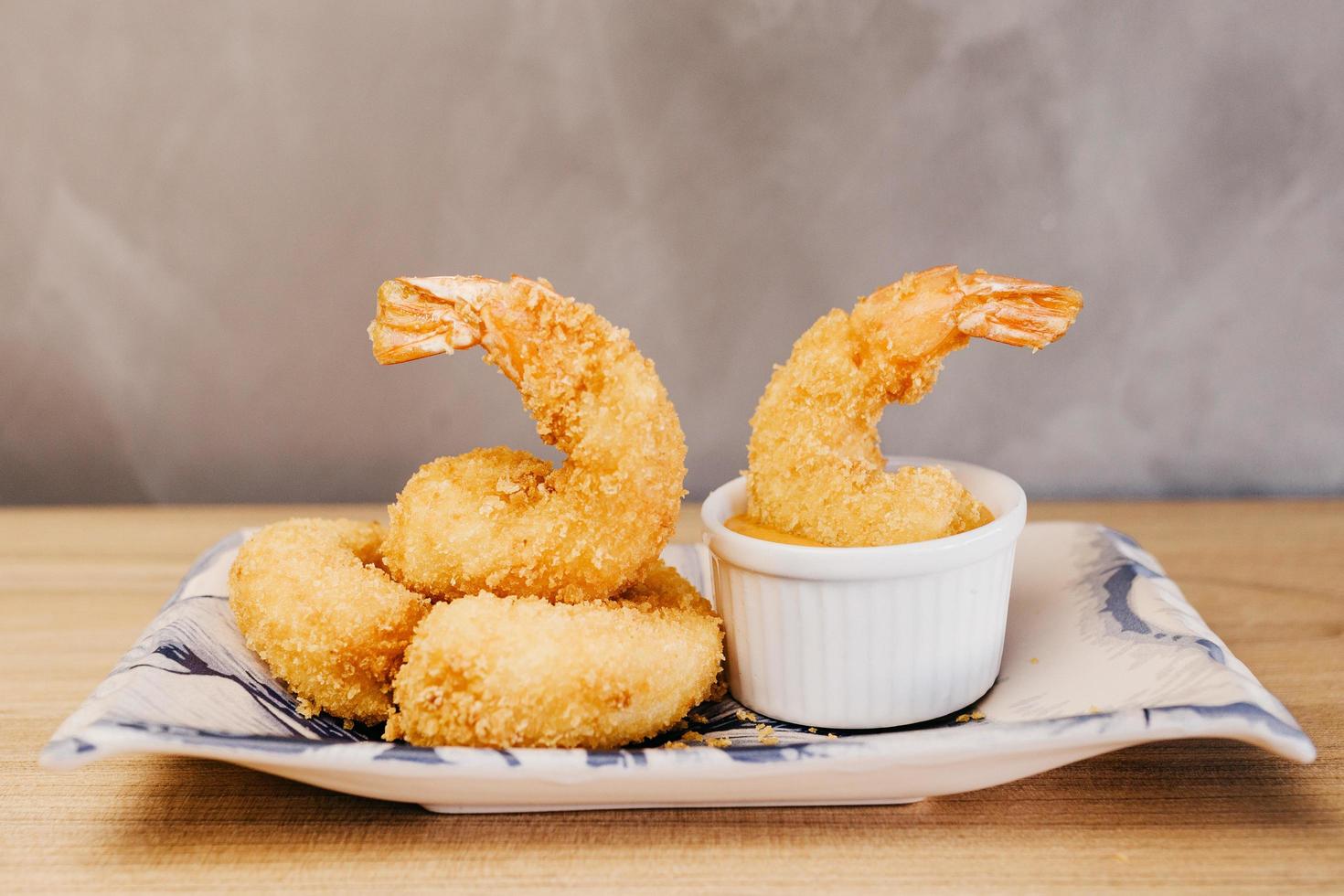 camarones tempura en plato de cerámica foto