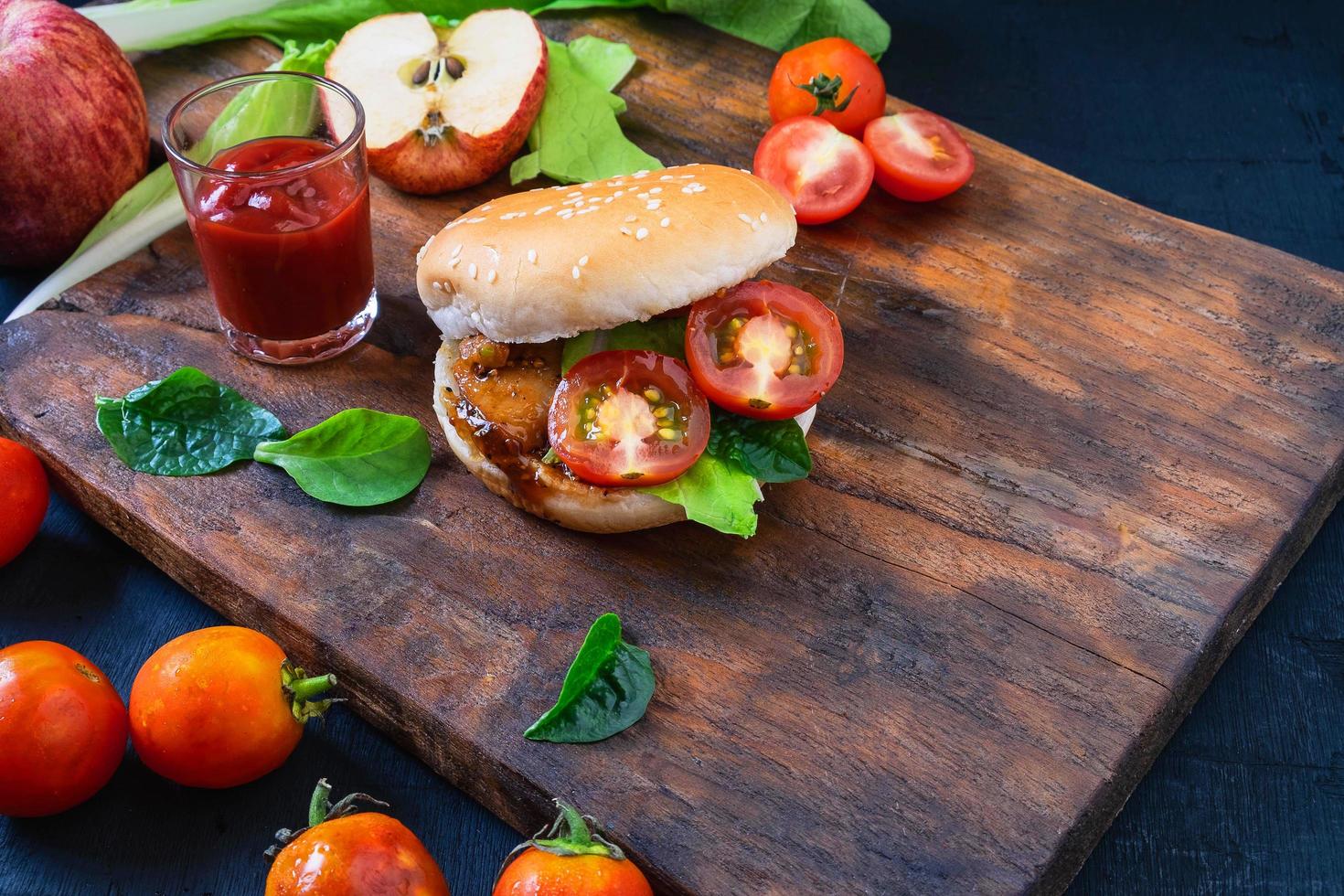 sándwich con tomates y lechuga foto