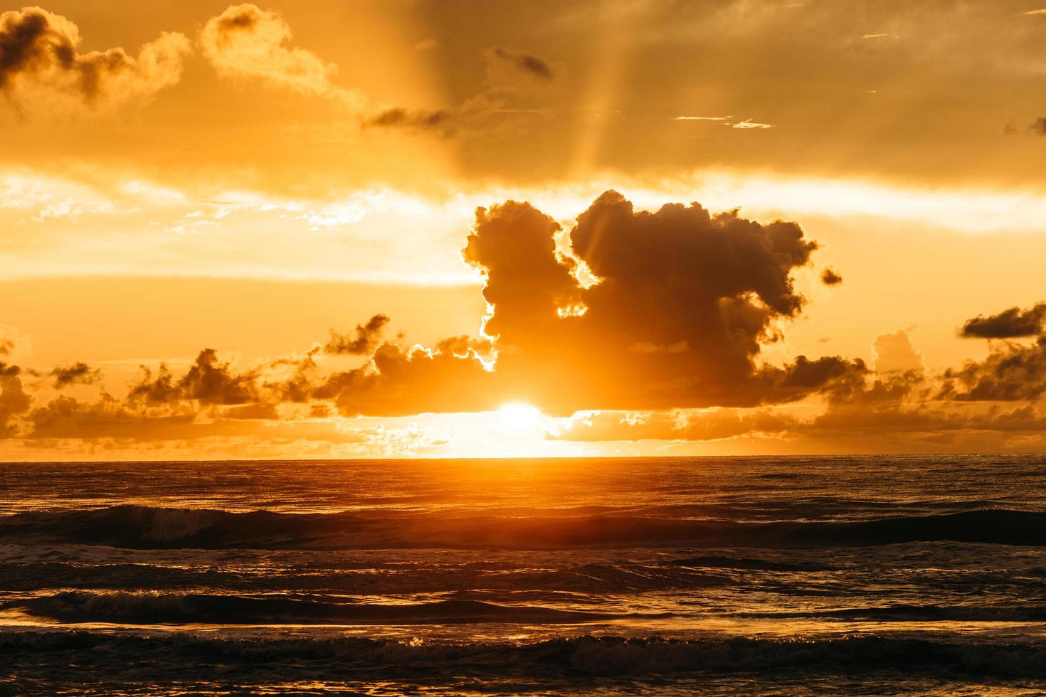 mar tempestuoso contra el cielo al atardecer foto